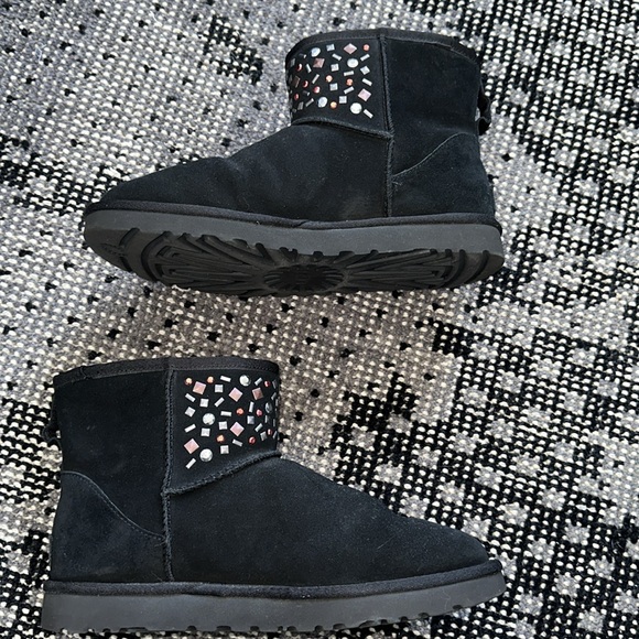 NEW UGGS CLASSIC MINI II STUD JEWELS BLACK BOOTS - WOMENS SIZE 10 - Picture 7 of 11